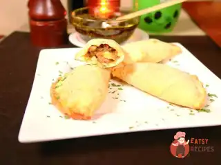 Емпанадас з яйцями, шинкою, оливками та чеддером