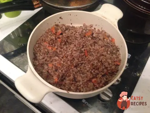 Гречка з гливи, цибуля і морква