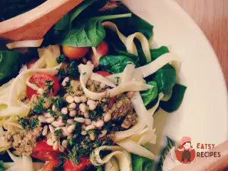 Салат з молодого кабачка з помідорами чері та м'ятним сицилійським песто.