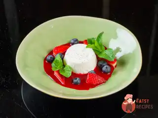 Панна-котта зі свіжими ягодами