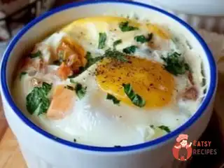Запечені яйця з беконом та томатами