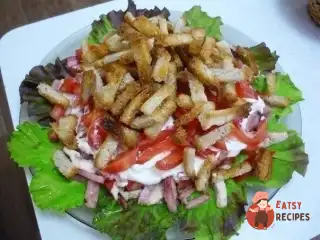 Салат з курячою грудкою, шинкою та помідорами «Кармен»
