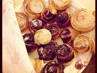 Солодкі здобні булочки з шоколадною пастою