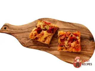 Піца з салямі, трьома сортами сиру та прованськими травами