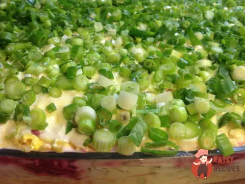 Листковий овочевий салат із солоними огірками