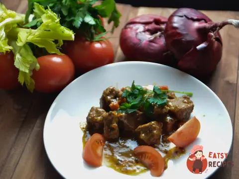 Тушкована яловичина з овочами та панчеттою в каррі