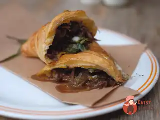 Круасан з яловичими щоками