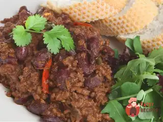 Гарячий м'ясний салат з чилі та соєвим соусом