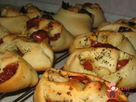 Булочки з печеними помідорами та часником