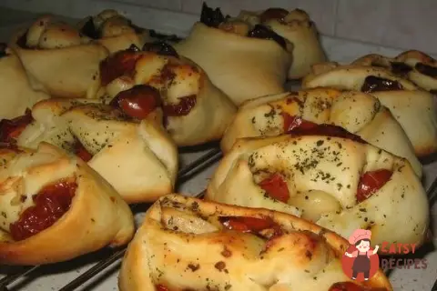 Булочки з печеними помідорами та часником