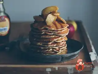 Панкейки з яблуками, корицею та кленовим сиропом.