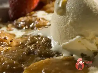 Смажені фрукти в сухарях з морозивом і м'ятою