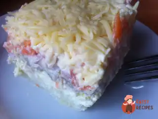 Листковий салат з грибами та шинкою