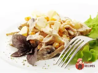 Салат з курки з ананасами