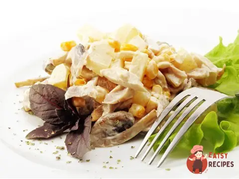 Салат з курки з ананасами