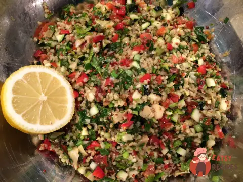 Табулі з кіноа з булгуром та маринованими артишоками