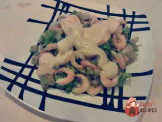 Салат з авокадо, креветок та картоплі з коктейльним соусом