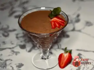 Шоколадний мус з апельсиновою цедрою та коньяком.