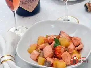 Смажений лосось з ананасами