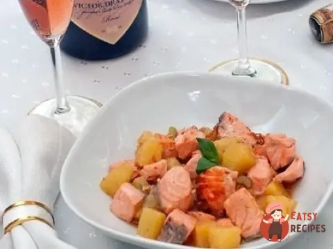 Смажений лосось з ананасами