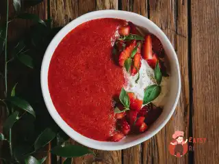 Гаспачо зі страчетелою та полуницею