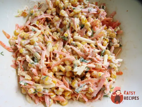 Салат з морквою, сиром та кукурудзою