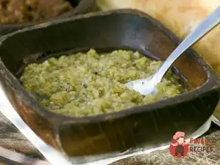 Спред із бобів едамам із часником