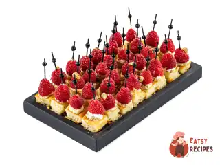 Канапе з вафлі з малиною та фісташками