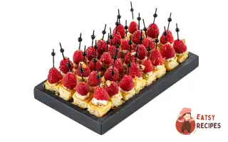 Канапе з вафлі з малиною та фісташками