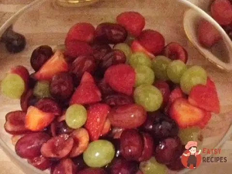 Ягідний салат із морозивом