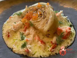 Стейк із капусти з вершковим соусом та м'ясом краба