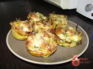 Тарталетки з картоплі з курячим філе під часниково-сирним соусом