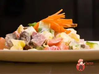 Салат з шинки з сиром та ананасами