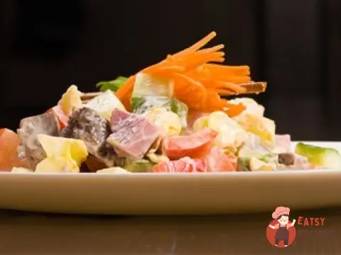 Салат з шинки з сиром та ананасами