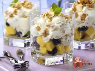 Літній салат з йогуртом.