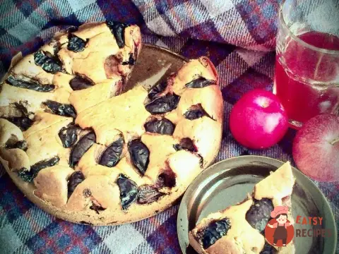 Коричневий пиріг зі сливами