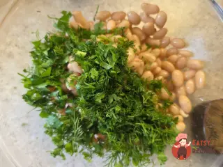 Крок 6: Буряковий салат із квасолею та солоними огірками