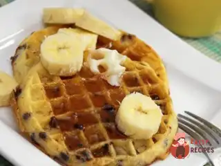 Вафлі з арахісом та бананами