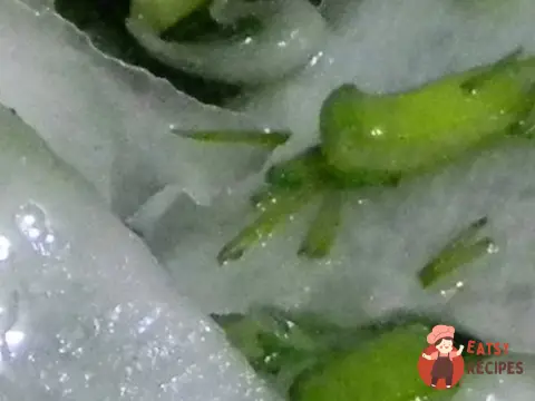 Салат із дайкону із зеленню