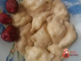 Вареники з сиром та полуницею