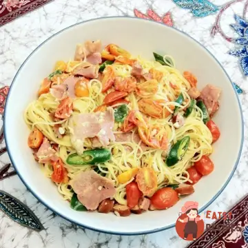 Локшина з сосисками, помідорами та зеленим чилі перцем.