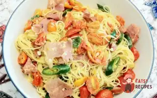Локшина З Сосисками, Помідорами Та Зеленим Чилі Перцем.