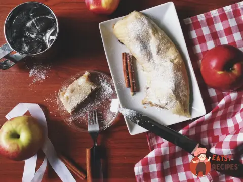 Штрудель яблучний із цедрою лимона