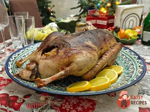 Запечений гусак з апельсинами та яблуками