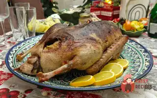 Запечений гусак з апельсинами та яблуками