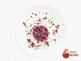 Оселедець під шубою з яблуком