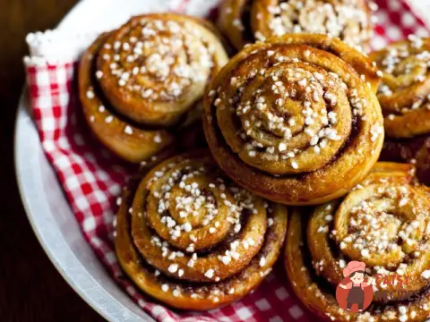Шведські булочки-равлики з корицею