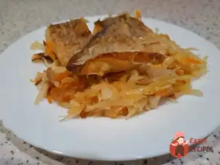 Щука на сковороді з квашеною капустою