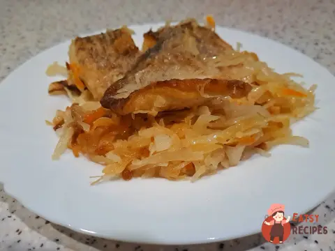 Щука на сковороді з квашеною капустою