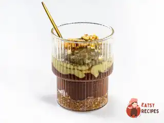 Десерт з авокадо у склянці